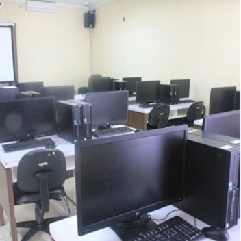 Terdapat 4 laboratorium komputer yang berisi masing-masing 24 komputer dengan spesifikasi hardware yang mumpuni untuk menjalankan software-software animasi.